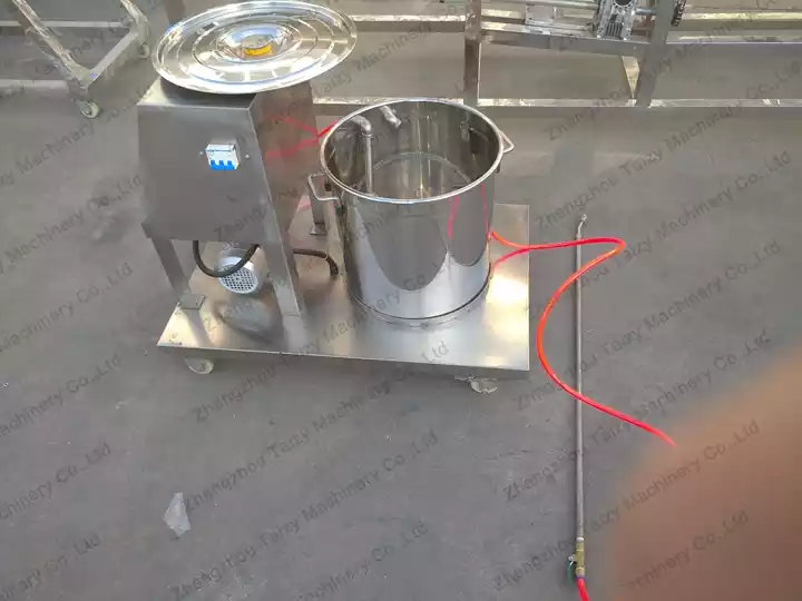 Automatic oil spraying machine for puffed snack
