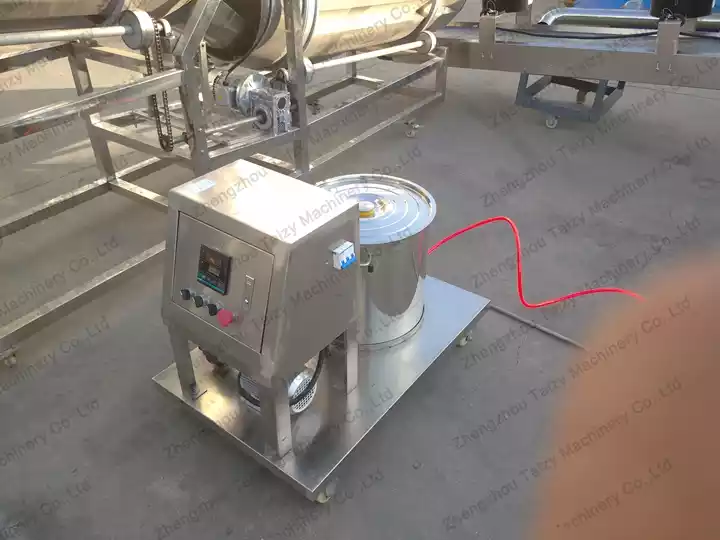 Continuous oil spray coating machine before seasoning