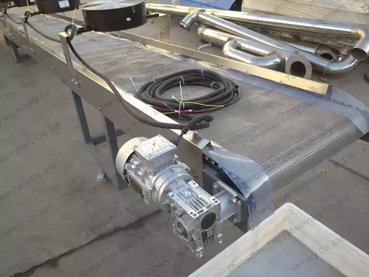 Cooling conveyor for finished puffed snack