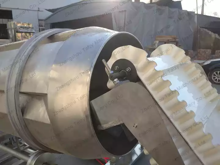 Medium lifting conveyor between oven and double drum seasoning machine