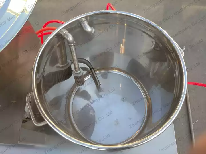 Snack oil sprinkling equipment for flavor absorption