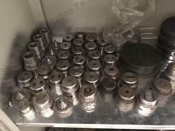 Twin‑screw extruder die plate