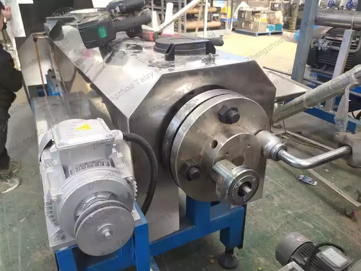 Twin‑screw extrusion machine for puffed leisure snack