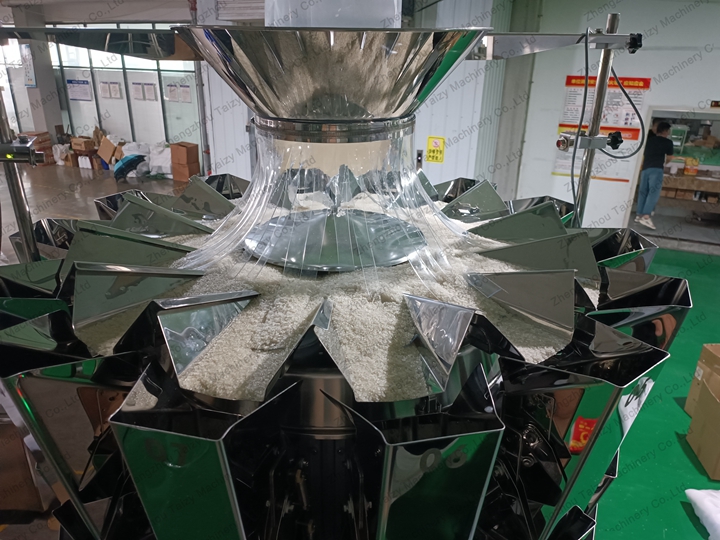How to Reduce Product Giveaway in Automatic Weighing? 8 14 head multihead weigher with buffer hopper for fragile puffed snacks