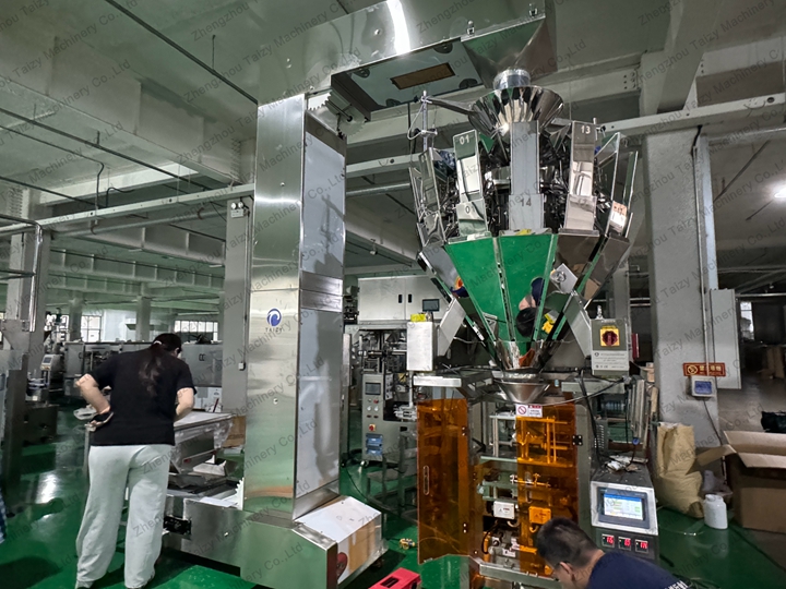 How to Reduce Product Giveaway in Automatic Weighing? 6 10 head weigher packing machine for corn puffs
