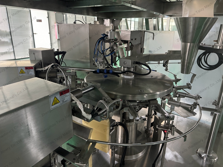 Puffed snack automatic weighing and packing machine