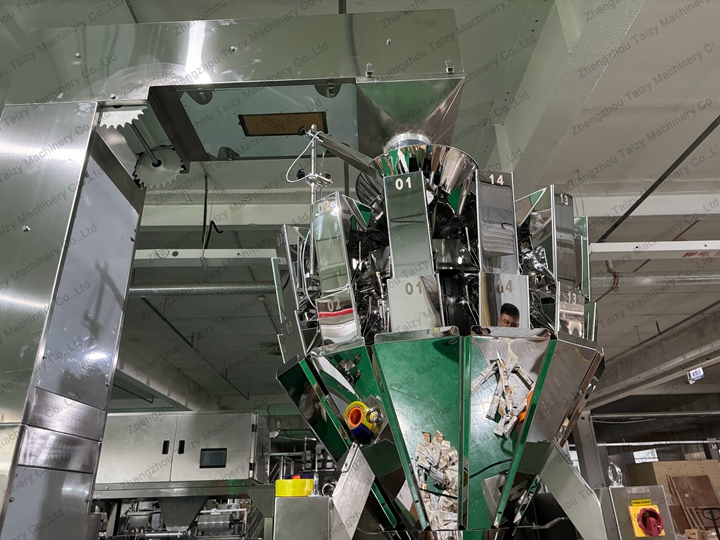 How to Reduce Product Giveaway in Automatic Weighing? 7 Puffed snack pellet automatic bagging machine