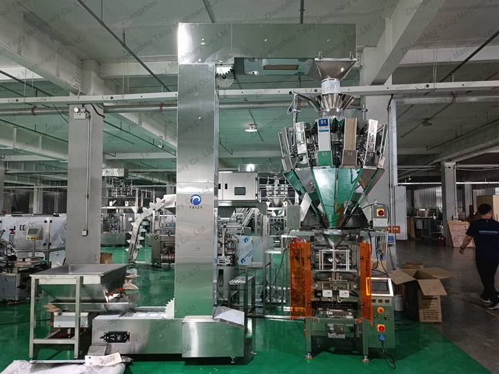 How to Reduce Product Giveaway in Automatic Weighing? 10 Snack extruded food weighing packing machine